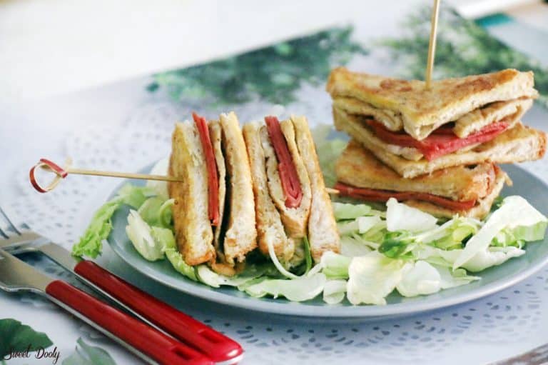 טוסט חביתה עם נקניק