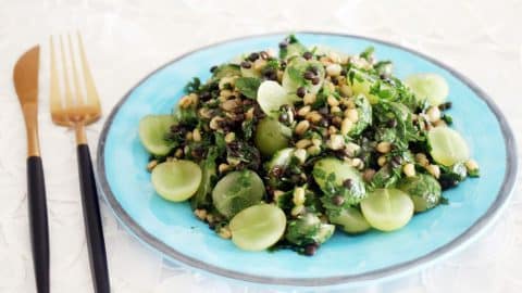 סלט חיטה עדשים שחורות וענבים