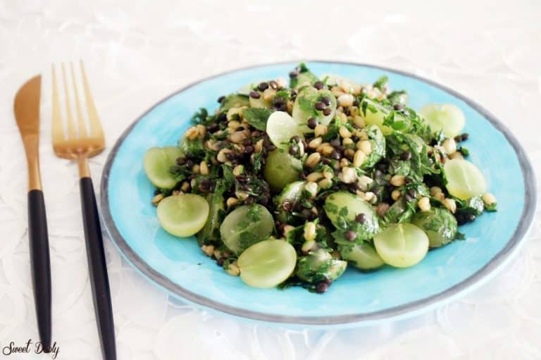 סלט חיטה עדשים שחורות וענבים