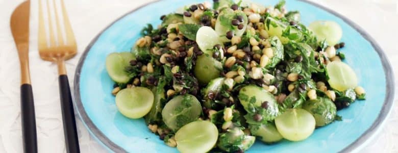 סלט חיטה עדשים שחורות וענבים