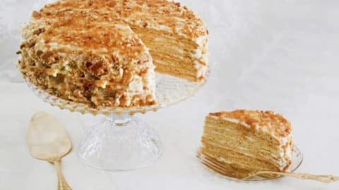 מדוביק פרווה עוגת שכבות קרם ודבש