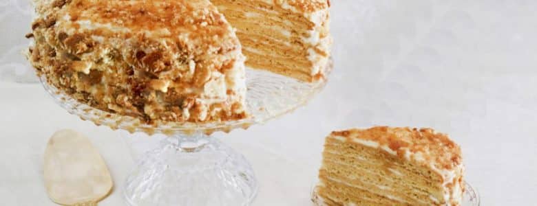 מדוביק פרווה עוגת שכבות קרם ודבש