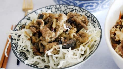 מוקפץ בקר עם אטריות אורז וחצילים