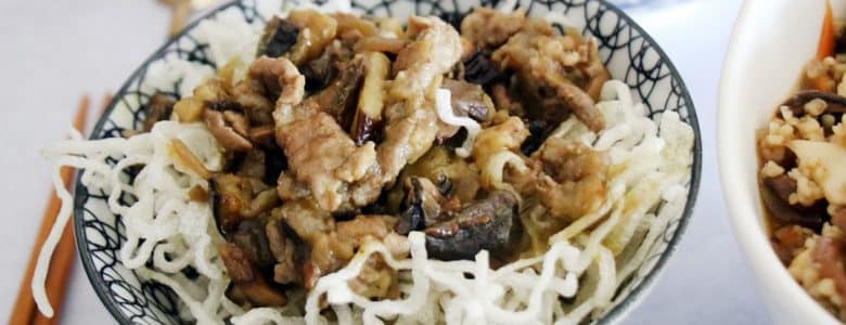 מוקפץ בקר עם אטריות אורז וחצילים