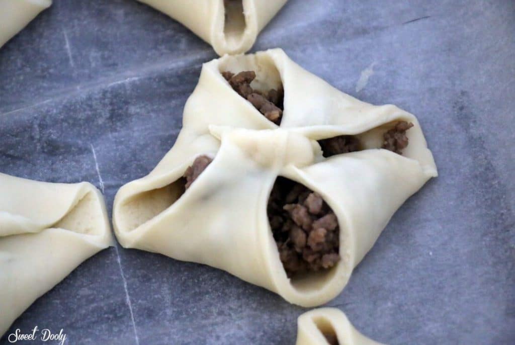 כיסוני בצק עם בשר אפויים בתנור