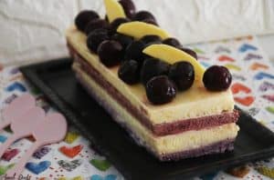 עוגת גלידה שכבות מנגו ודובדבנים