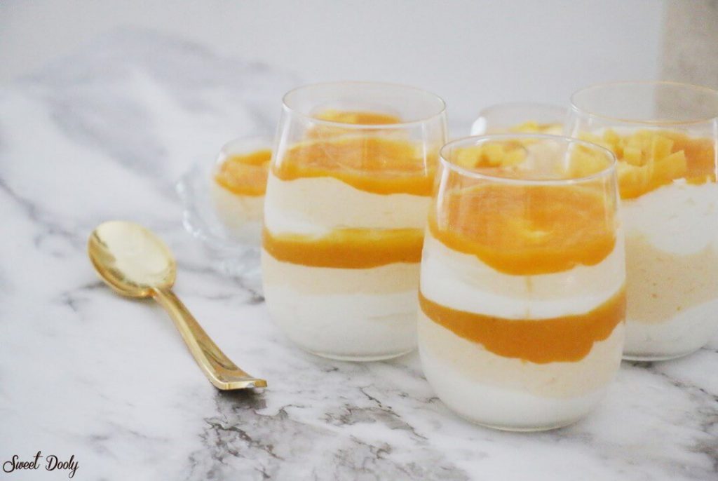 מוס גבינה ומנגו בשלושה צבעים