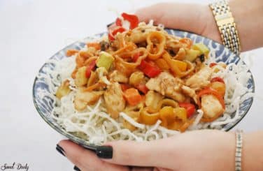 חזה עוף בחמאת בוטנים ואטריות מוקפצות