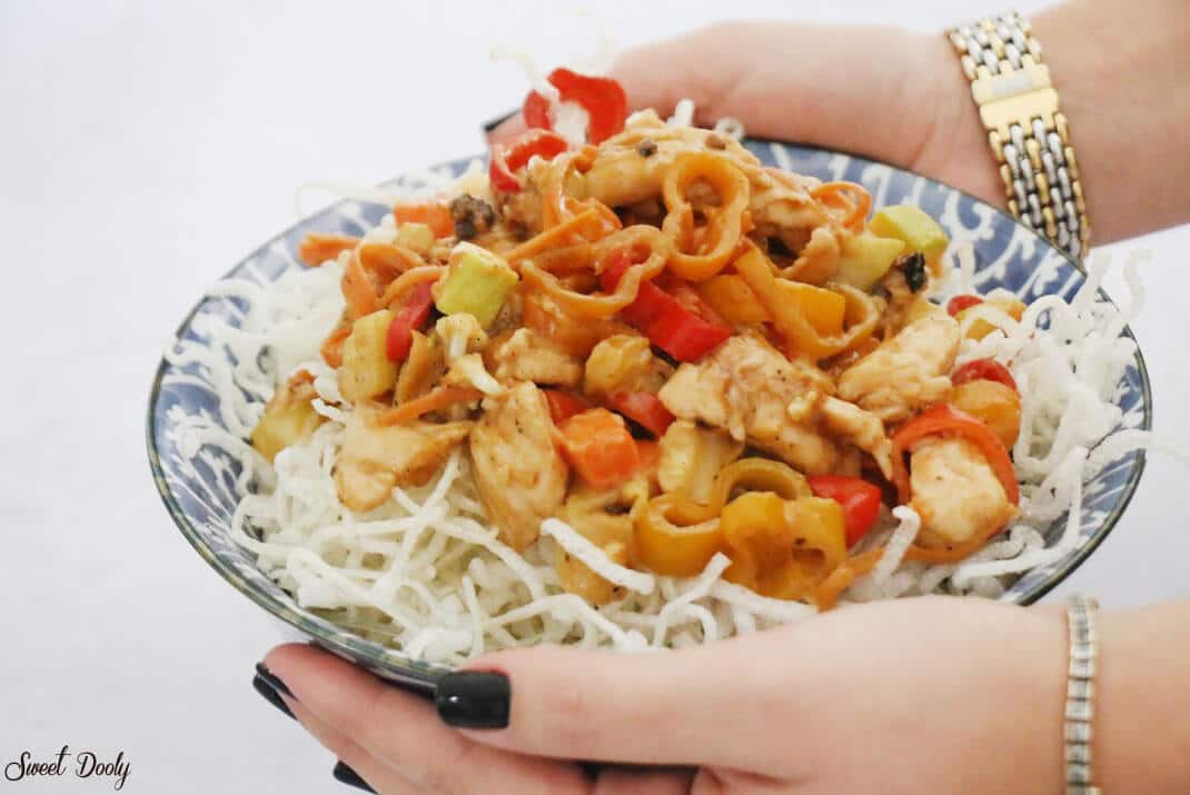 חזה עוף בחמאת בוטנים ואטריות מוקפצות