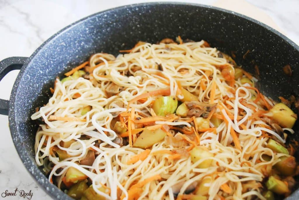 אטריות אורז עם ירקות