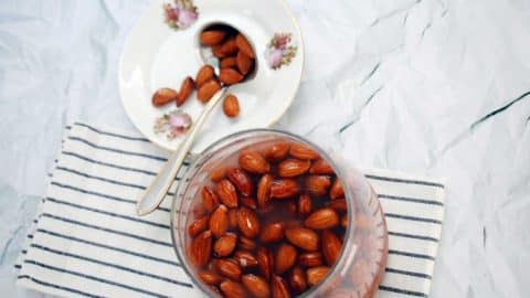 שקדים מלוחים במים קרים