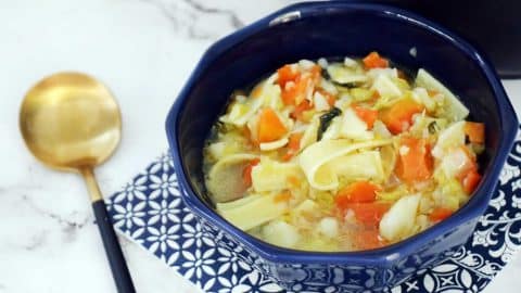 מרק ירקות עם אטריות רחבות