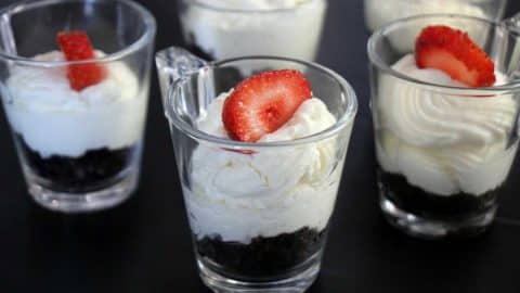 קינוח מסקרפונה ותותים בכוסות אישיות