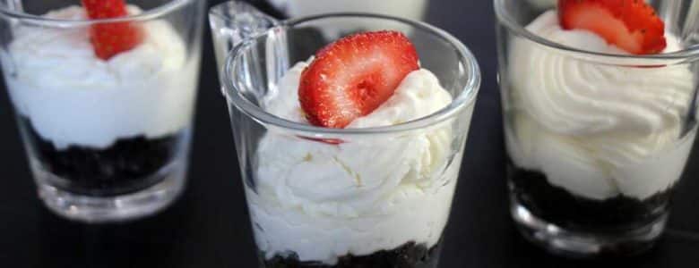 קינוח מסקרפונה ותותים בכוסות אישיות