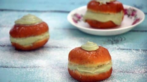 סופגניה במילוי קרם פיסטוק