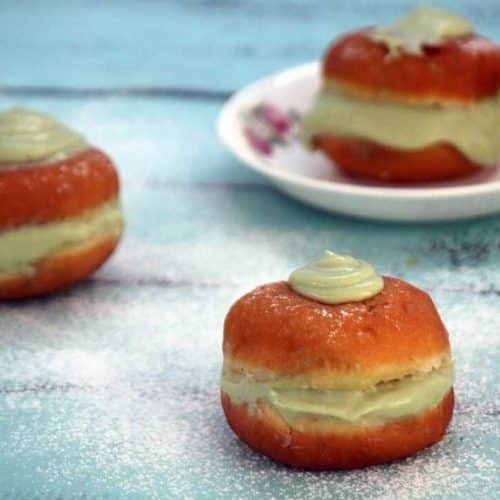 סופגניה במילוי קרם פיסטוק