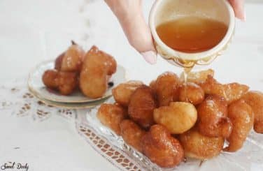 לוקומדס סופגניות יוונית בסירופ סוכר