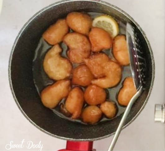 לוקומדס סופגניות יוונית בסירופ סוכר