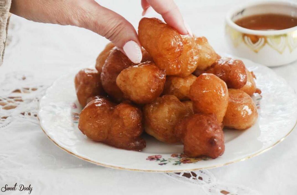 לוקומדס סופגניות יוונית בסירופ סוכר