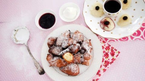 פאפאנש סופגנייה רומנית מבושלת או מטוגנת