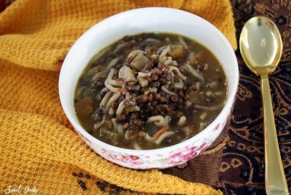 מרק עדשים שחורות עם אטריות