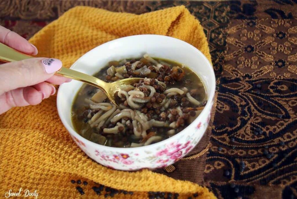 מרק עדשים שחורות עם אטריות