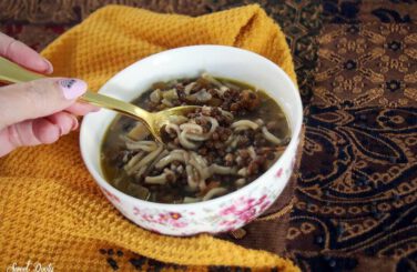 מרק עדשים שחורות עם אטריות