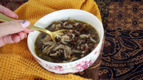 מרק עדשים שחורות עם אטריות