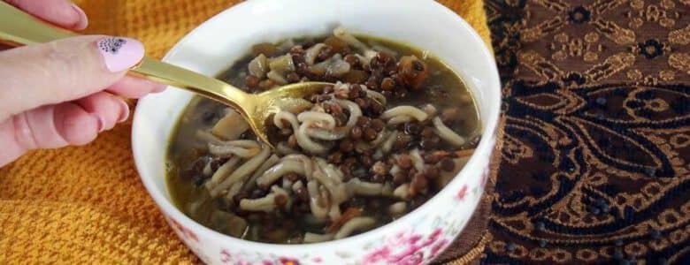 מרק עדשים שחורות עם אטריות