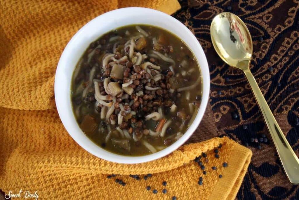 מרק עדשים שחורות עם אטריות