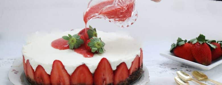 עוגת גבינה ותותים ללא אפייה