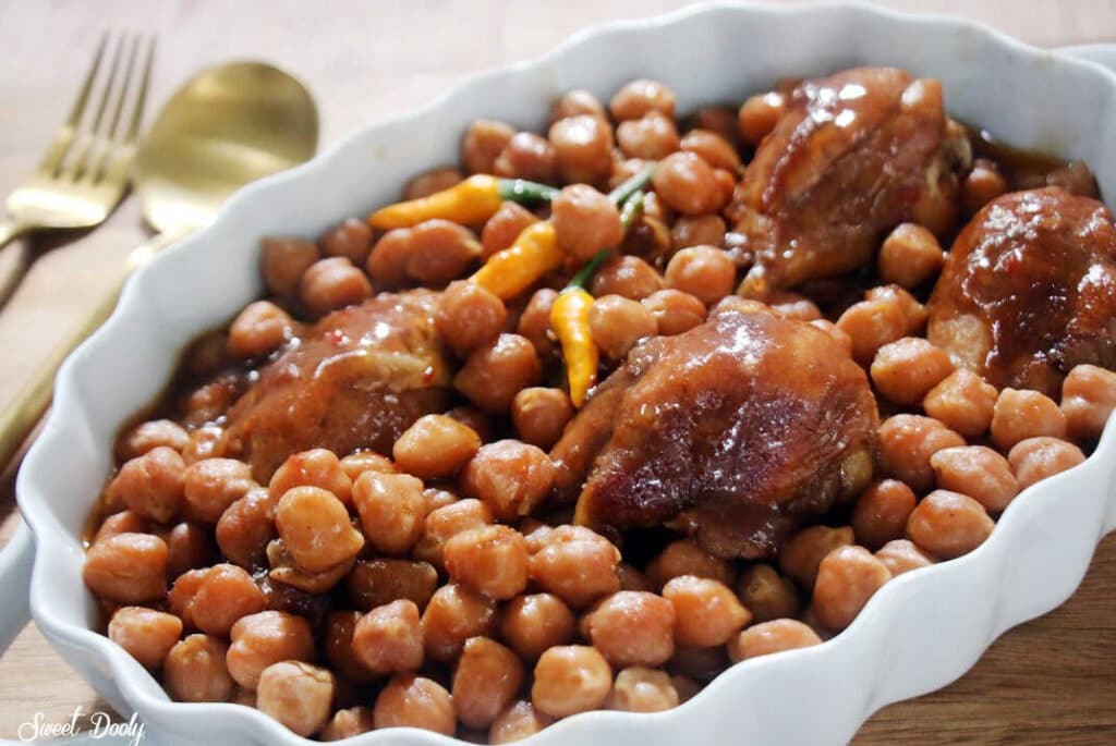 עוף מבושל עם חומוס