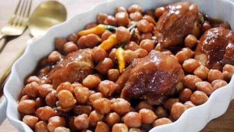 עוף מבושל עם חומוס