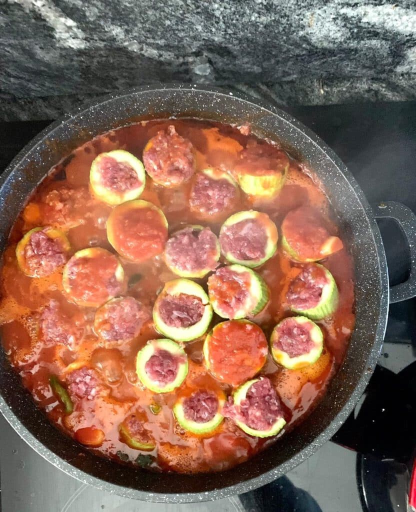 פרוסות קישואים ממולאות בשר