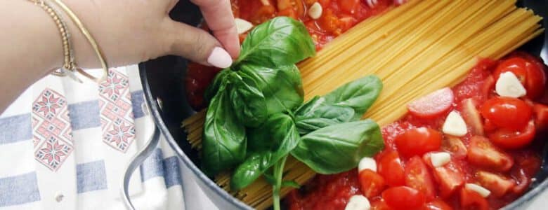 פסטה עגבניות בסיר אחד