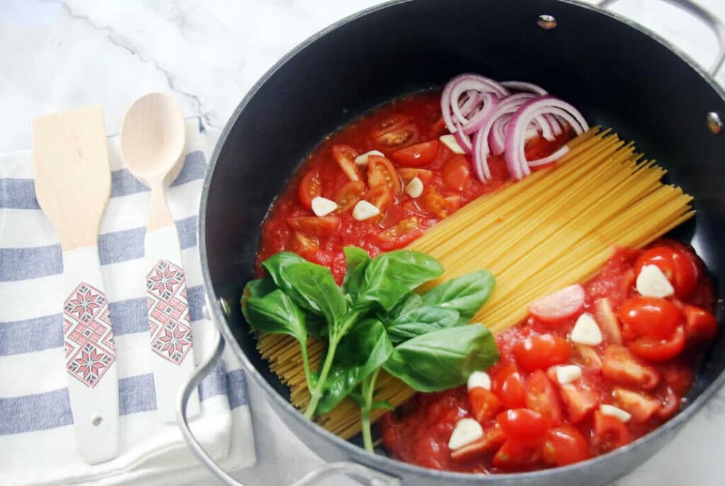 פסטה עגבניות בסיר אחד