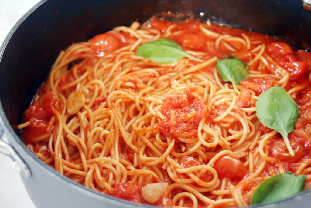 פסטה עגבניות בסיר אחד