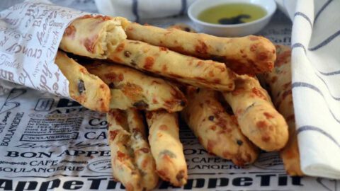 מקלות גבינה וזיתים פלוטים ממכרים