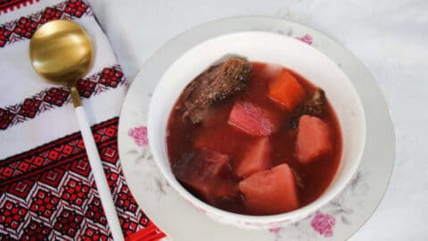 מרק בורשט עם בשר