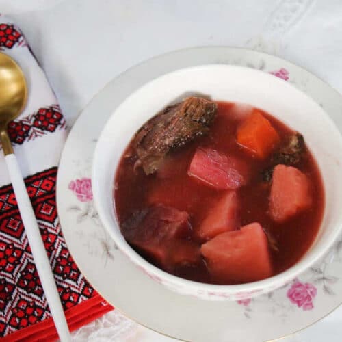 מרק בורשט עם בשר