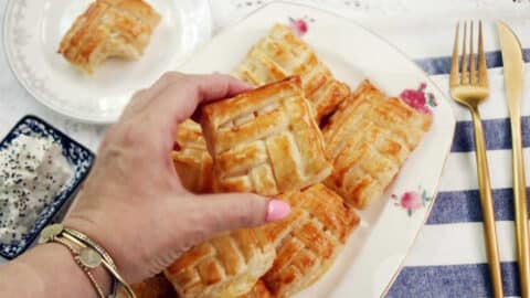 בורקס גבינה משגעים מבצק עלים