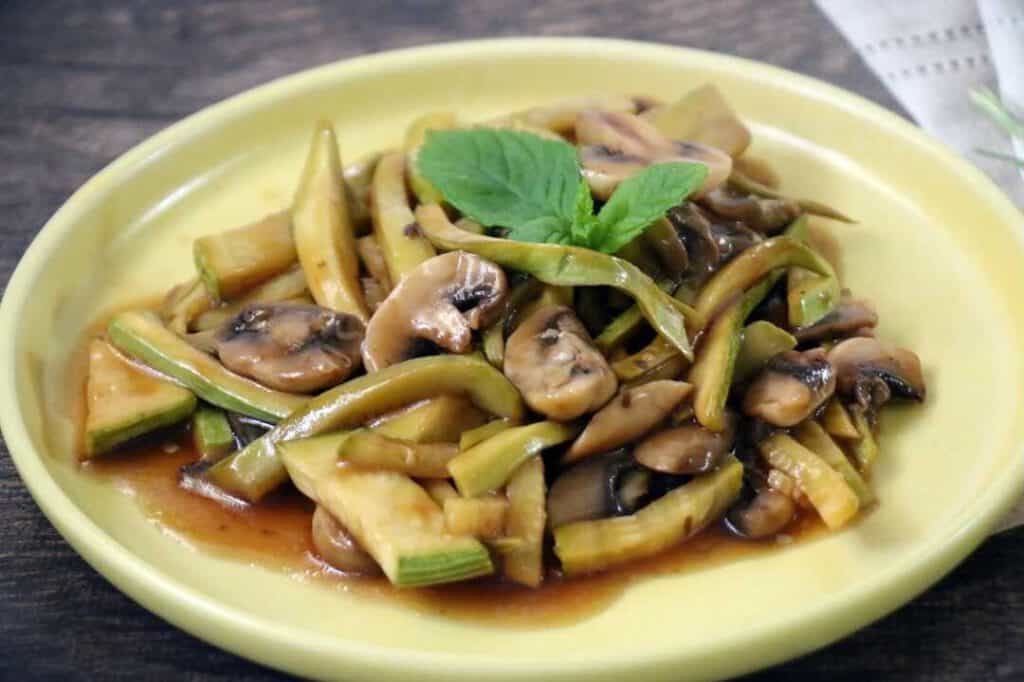 סלט פטריות וקישואים מוקפץ