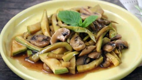 סלט פטריות וקישואים מוקפץ