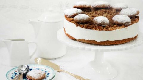 עוגת גבינה פירורים ועוגיות טחינה