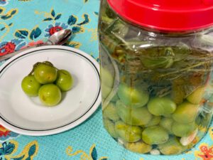 שזיפים ירוקים חמוצים כבושים