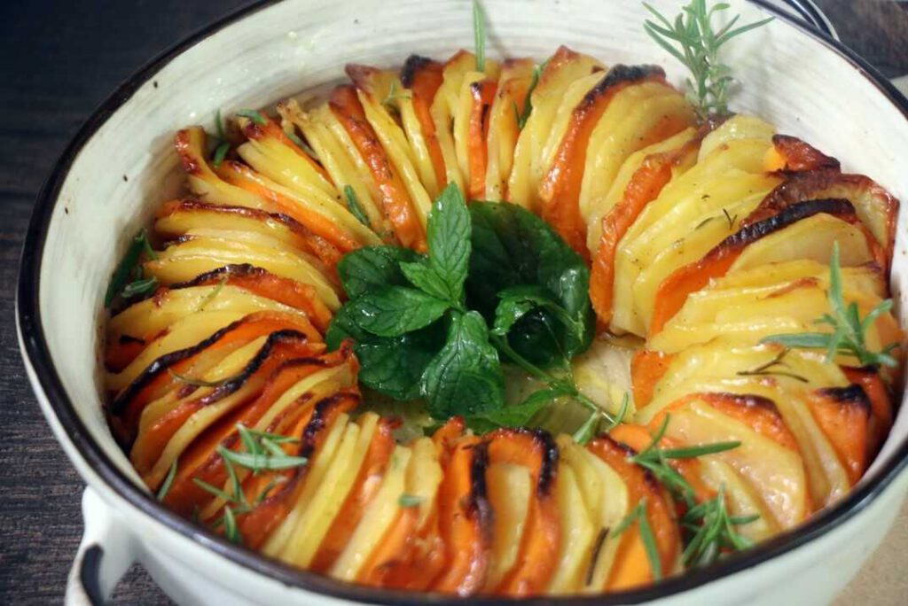 פרוסות תפוחי אדמה ובטטה בתנור