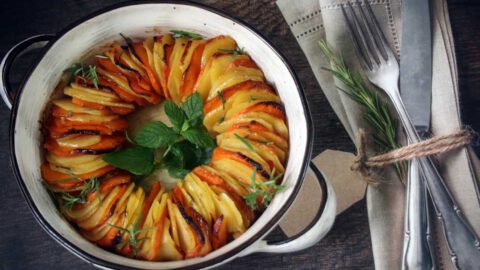 פרוסות תפוחי אדמה ובטטה בתנור