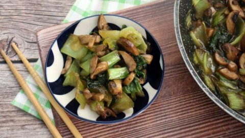 באק צ'וי ופטריות ברוטב אסייתי