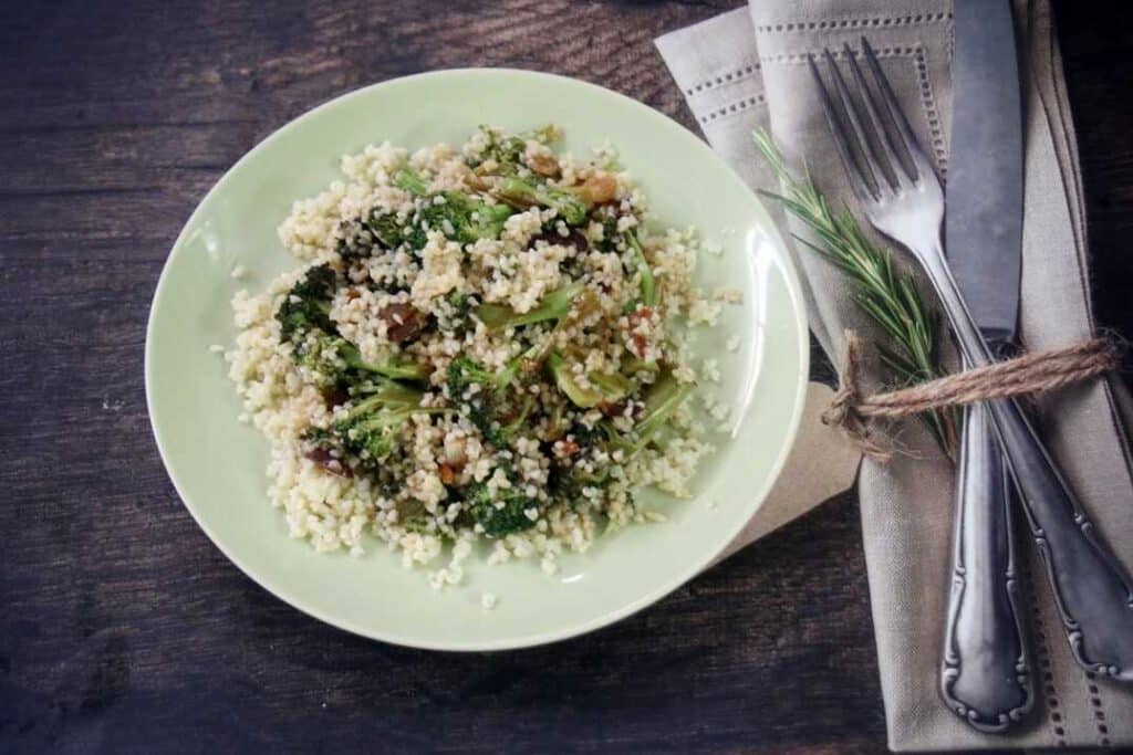 בורגול עם ברוקולי וזיתים