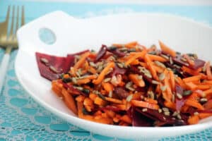 סלט גזר סלק וחמוציות